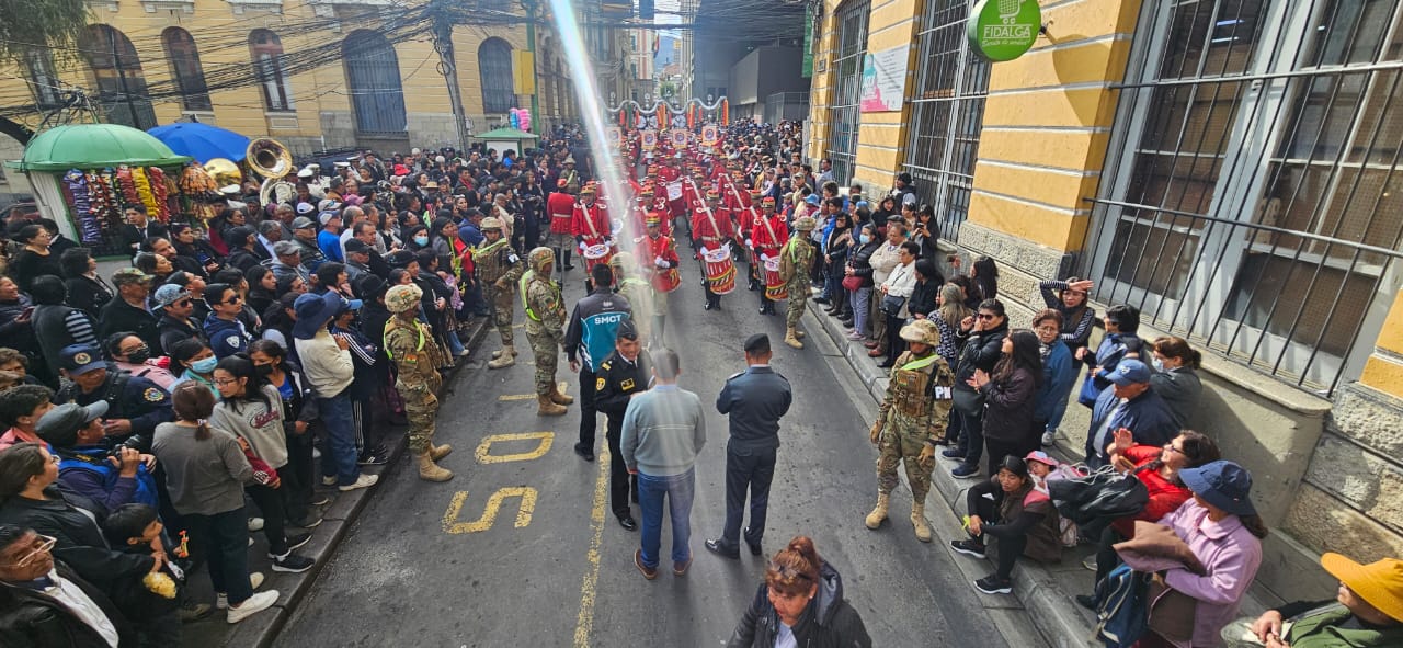 Procesión del Santo Sepulcro en Bolivia vuelve a su ruta histórica y con bandas militares