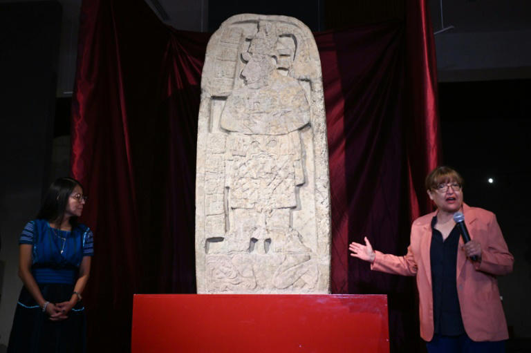 La arqueóloga Vilma Fialko habla sobre la figura maya Señora Seis Cielo el 13 de julio de 2024 en el Museo Nacional de Arqueología y Etnología de Ciudad de Guatemala