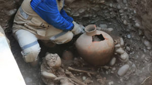 Hallan entierro prehispánico de hasta 2.000 años en San Isidro durante obras de gas en Perú