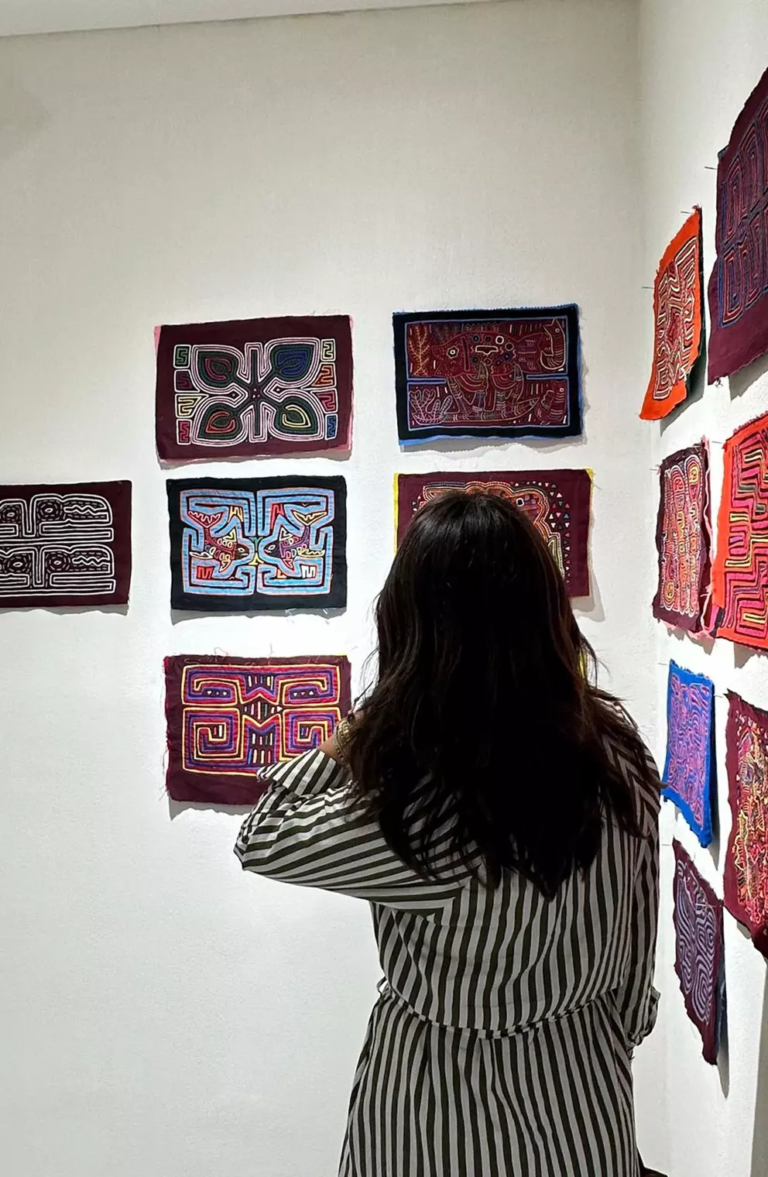 La exposición “Tejer mundo, tramar paisaje” en Paraguay