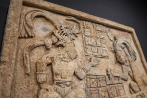 México presenta en Nueva York un dintel maya de “valor incalculable” recuperado en EE.UU