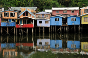 Palafitos de Chiloé: arquitectura patrimonial y vida sobre el mar en el sur de Chile